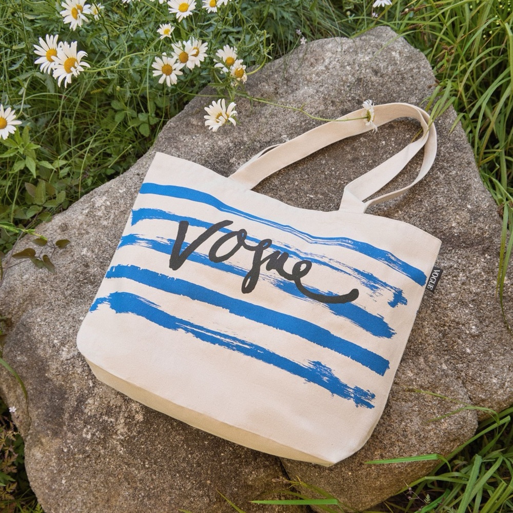 NWT Vogue Tote Z44